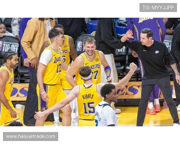 雷迪克称赞东契奇与里夫斯默契配合将提升进攻活力